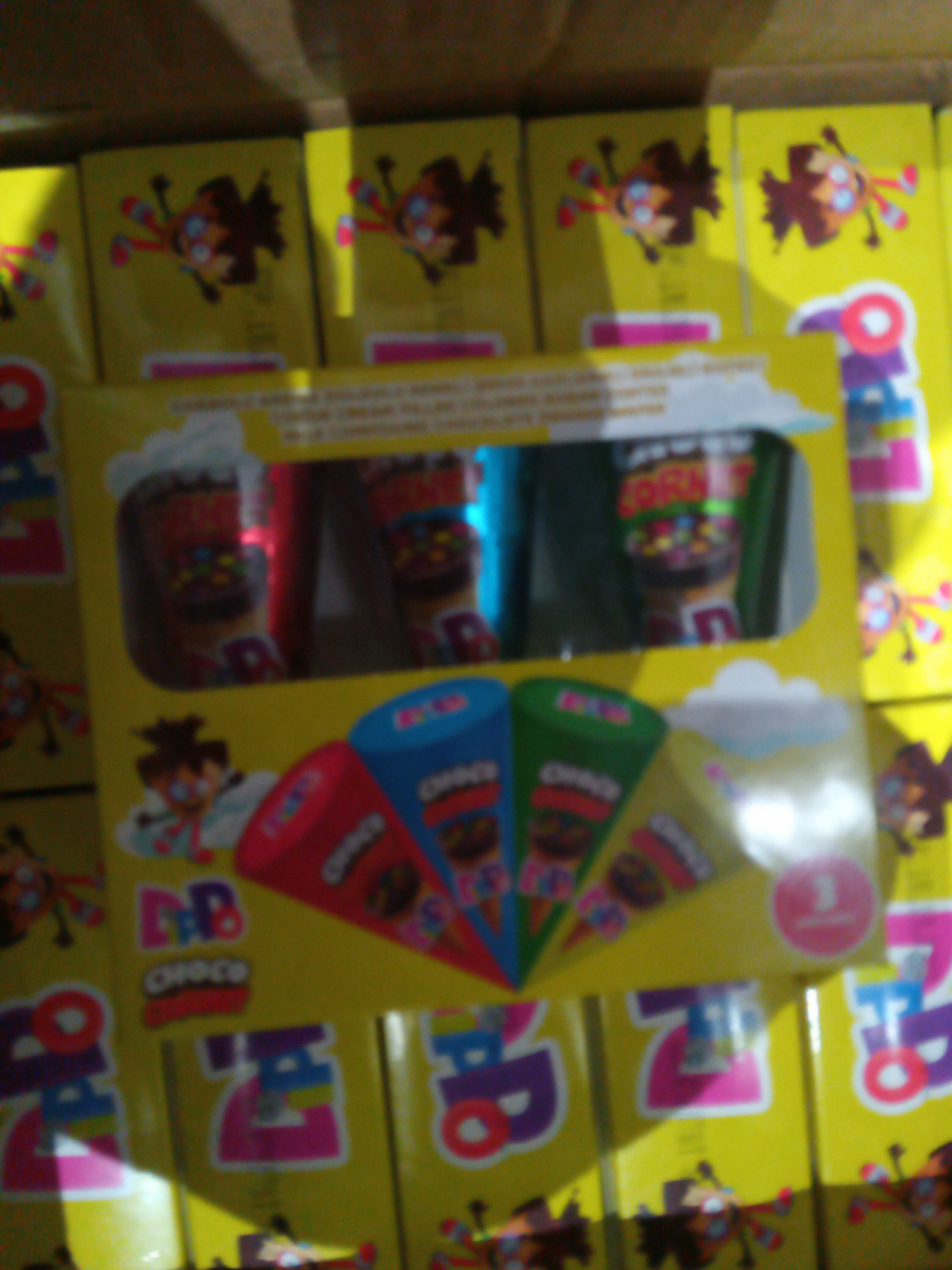 Вафельный рожок DIPPO CORNET с шоколадной начинкой и цветным драже   75гр